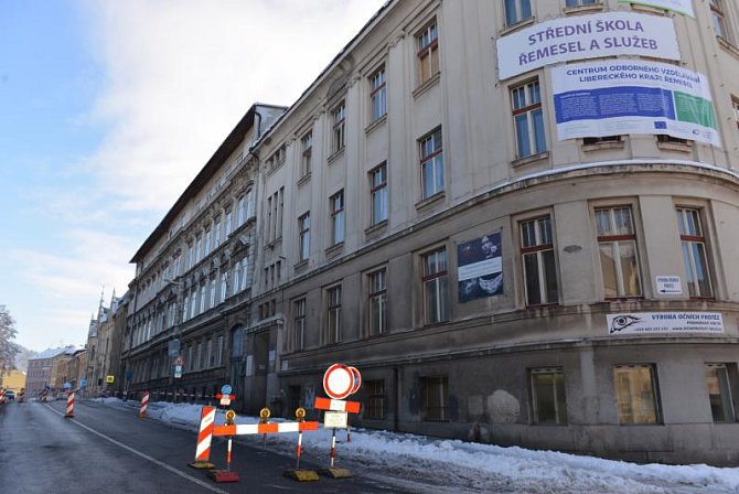 Částečná havárie v budově Střední školy řemesel a služeb v Jablonci nad Nisou uzavře úsek komunikace v Podhorské ulici.