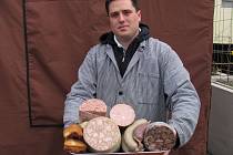 Jaroslav Vrethaim prodává na libereckých farmářských trzích zabijačkové speciality.