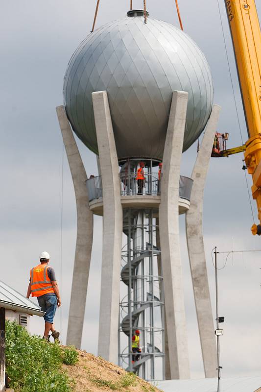 Instalace vodojemu v Ohrazenicích.