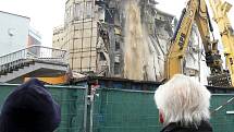 Začalo bourání bývalého obchodního domu Ještěd, březen 2009.