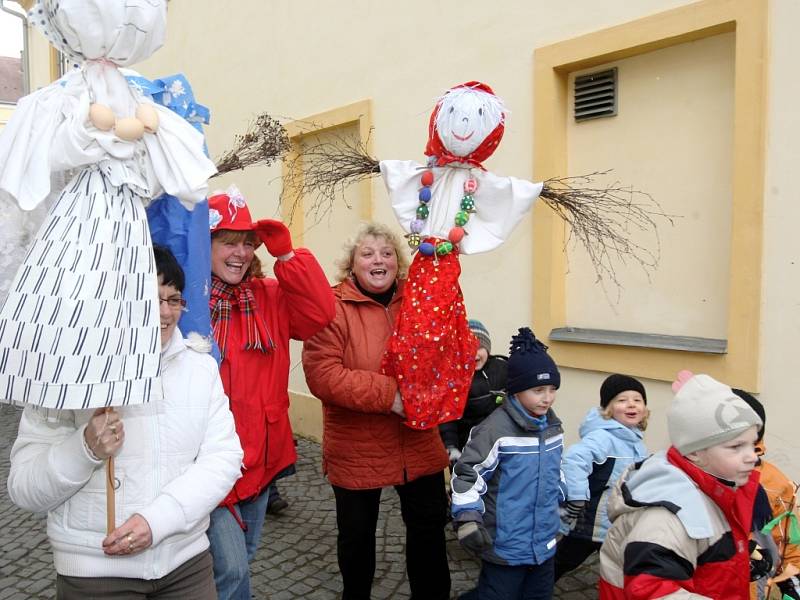 Děti prošly městem, zpívaly a poté vlastnoručně vyrobené Moreny hodily do řeky Smědé.