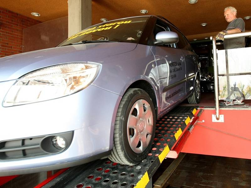 Letošní chudší nabídku tradičního libereckého autosalonu kompenzují pořadatelé bezplatným vstupem do Domu kultury.  Snímek z přípravy na autosalon.