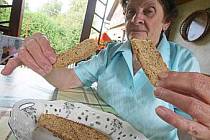Když se v roce 1928 brali rodiče paní Eriky Špačkové, uschovala její maminka Elsa dva kusy chleba. Jeden za muže a jeden za ni. Byl to prý starý lidový zvyk sudetských Němců, kdy ukládali svatební závoj, stuhu s věnečky a chléb ze svatebního stolu. Od svo