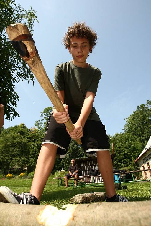 KAMENNÝ NÁSTROJ se několik desítek minut odštěpoval z vyhlídnutého bloku a několik dalších hodin pak brousil a leštil, než se mohl vsadit do dřevěného topůrka a utáhnout kůží. Tak asi nástroj vypadal. Matnou černou barvu způsobil dlouhodobý dotyk lidské r