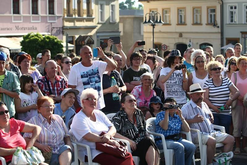 Lidé na českolipském náměstí diskutovali s prezidentem Milošem Zemanem.