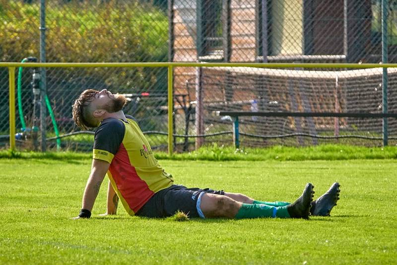 Pět branek padlo v utkání Mníšek – Nová Ves. Z vítězství 3:2 se radovali hosté, kteří byli lepším celkem.