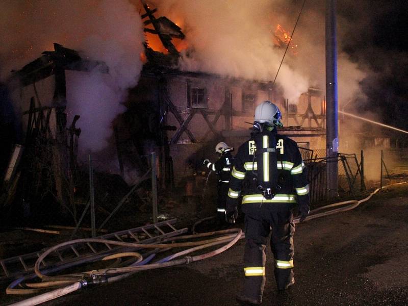 Hospodářskou budovu zachvátil ve čtvrtek po jednadvacáté hodině ve Vísce na Frýdlantsku požár. Již v době příjezdu hasičů byl celý objekt v plamenech.