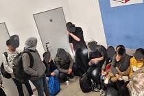 Policie zastavila v Karlovicích na Semilsku 15 migrantů z Turecka