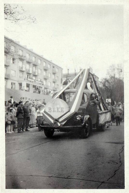 Historický snímek zachycující oslavy 1. máje na Liberecku.