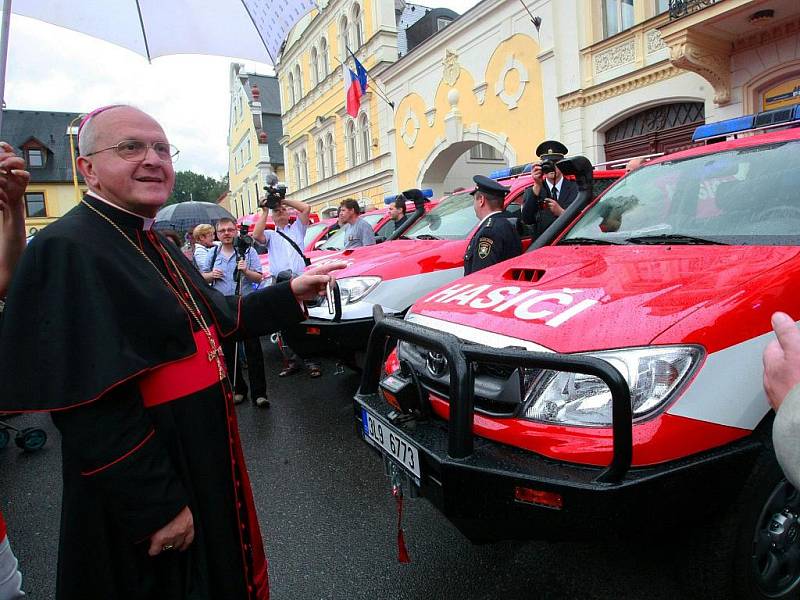 LITOMĚŘICKÝ BISKUP JAN BAXANT nechyběl ani na chrastavském ohlédnutí za loňskými povodněmi, když     včera na akci Rok poté  vyprosil vše dobré pro zásahové hasičské jednotky.