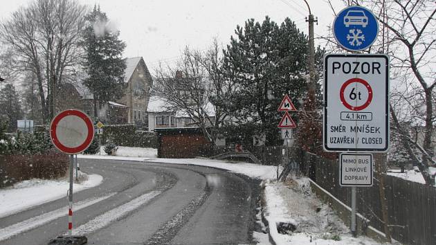 UMÍSTĚNÍ zákazové cedule do zatáčky u mostu není podle starosty Hejnic nejvhodnější. 