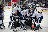 Bitva v utkání hokejové extraligy Liberec - Karlovy Vary, které hosté vyhráli 2:1 po samostatných nájezdech. Foto: www.hcbilitygri.cz