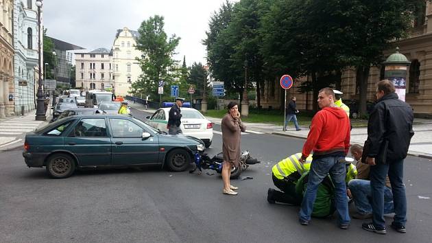 Přímo v centru Liberce auto srazilo motorkáře.