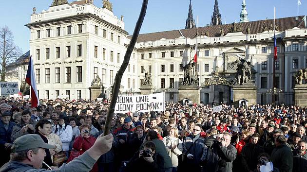 DEMONSTRACE ZA PŘEŽITÍ. Stovky zemědělců včera protestovaly na pražském Hradčanském náměstí a žádaly další miliardy na dotace.