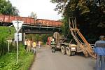 Nehoda nákladního vozu zastavila provoz na železniční trati ze Semil do Železného Brodu v pondělí po deváté hodině ranní. V moment nárazu se na viadukt řítil nákladní vlak. Ten ještě včas stihl zabrzdit a na most vjel malou rychlostí. Nehoda se naštěstí o