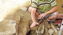 Hromadný hrob s pozůstatky čtyř mužů byl nalezen v hloubce jednoho metru, jak ukazuje archeolog Severočeského muzea v Liberci Petr Brestovanský.
