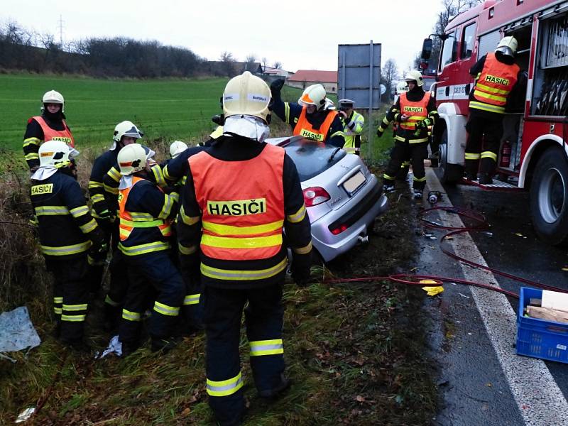 Kamion se srazil s Peugeotem, dva řidiči zemřeli.