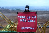 Aktivisté a aktivistky z polské pobočky organizace Greenpeace blokují rypadlo v hnědouhelném dole Turów.