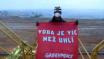 Aktivisté a aktivistky z polské pobočky organizace Greenpeace blokují rypadlo v hnědouhelném dole Turów.