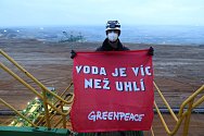 Aktivisté a aktivistky z polské pobočky organizace Greenpeace blokují rypadlo v hnědouhelném dole Turów.