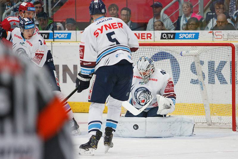 Extraliga ledního hokeje mezi HC Bílí Tygři Liberec a HC Oceláři Třinec