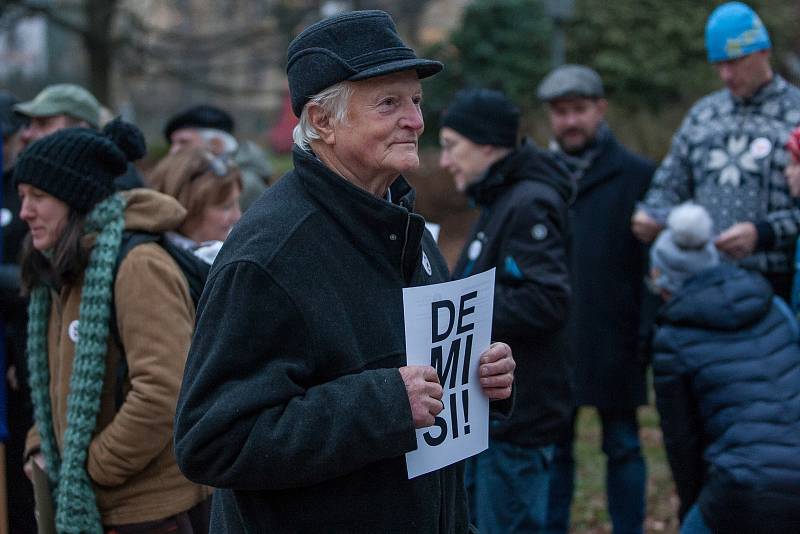 Pochod za slušného premiéra městem od Severočeského muzea v Liberci až k vlakovému nádraží proběhl 22. listopadu.