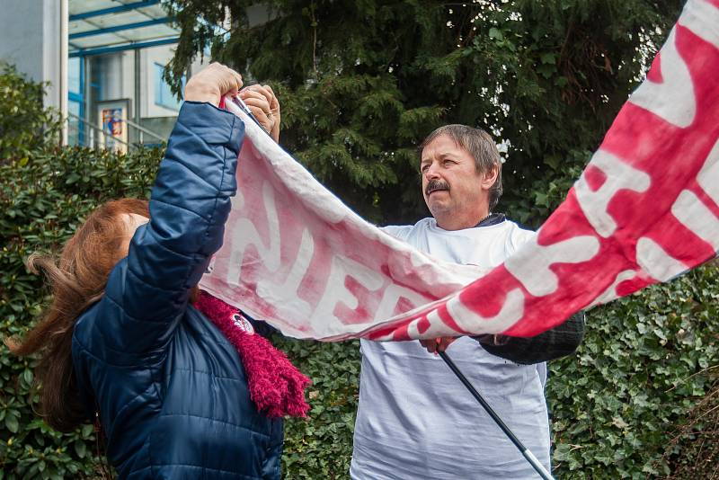 Výjezdní zasedání vlády ČR v Libereckém kraji proběhlo 13. března. Na snímku je tichý protest u sídla Libereckého kraje v Liberci.