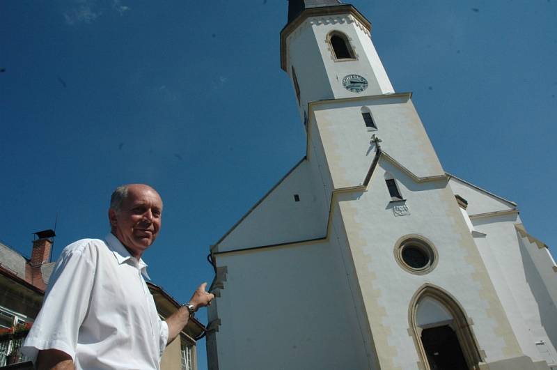 DOMINANTA OSEČNÉ. Místní kostel bude nově spravovat město Osečná. Na snímku na kostel svatého Víta ukazuje starosta města Jiří Hauzer.