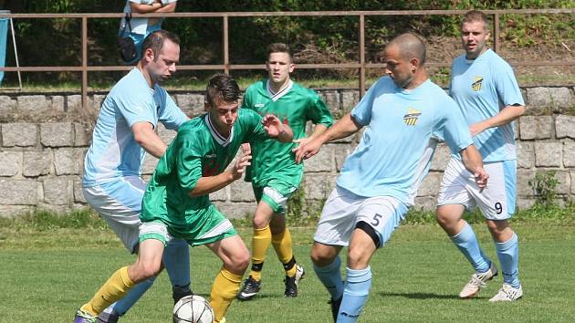 VRATISLAVICE SKOLILY STUDÁNKU. V souboji rezerv vyhrála domácí Jiskra 3:1. Na snímku jsou zleva studánecký Herman, vratislavický Gazdík, Vajtr a Hnilička ze Studánky. 