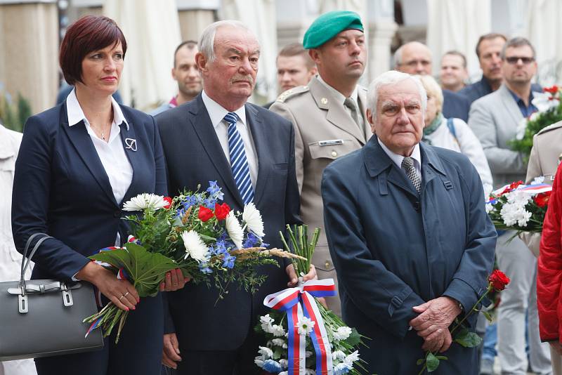 Na libereckém náměstí lidé kladli věnce při vzpomínce na 21. srpen.