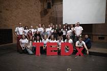 Ve středu 20. června se v Malém divadle v Liberci uskutečnila konference nazvaná TEDx Liberec s tématem Divočina. Na snímku organizátoři spolu s řečníky.