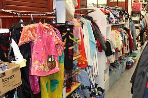 V charitativním obchodě organizace ADRA lidé koupí věci do domácnosti, ale i oblečení či obuv nebo hračky a knihy.