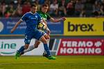 Zápas 26. kola první fotbalové ligy mezi týmy FK Jablonec a FC Slovan Liberec se odehrál 29. dubna na stadionu Střelnice v Jablonci nad Nisou. Na snímku zleva Radim Breite a Tomáš Holeš.