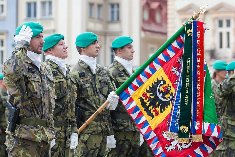 Liberečtí chemici 13. září při slavnostním nástupu před radnicí na náměstí Dr. E. Beneše v Liberci. Jednotka slavila 40 let od vzniku chemické brigády a také 150. výročí přítomnosti vojsk ve městě.