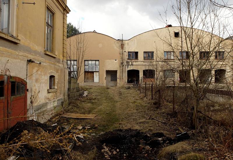 ARZEN, OLOVO, RTUŤ, KADMIUM areál bývalé továrny Slezan je podle průzkumu Státního zdravotního ústavu zasažen těžkými kovy. Město se ale myšlenky na průmyslovou zónu nevzdává.