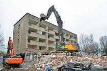 Ve čtvrtek 23. února začala demolice objektu bývalé ubytovny v Chrastavě.