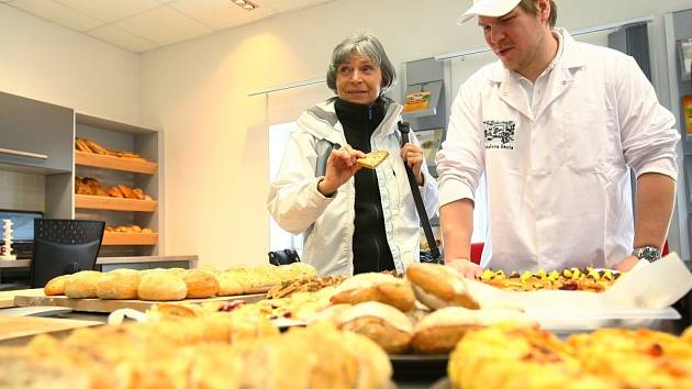 PEKAŘOVA ŠKOLA. Tady se zájemci o kvalitu pekařského řemesla nejen poučí o správných postupech, tak aby pečivo bylo nadýchané, křehké a hlavně chutnalo.