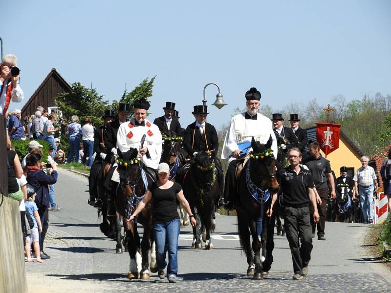 Tradiční jízdy po lužických vsích se účastní desítky jezdců na koních. Podívanou si nenechají ujít stovky lidí.