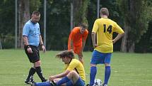 Krásná Studánka (ve žlutém)prohrála doma derby s Doubím 0:5.