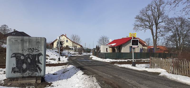 Kasino stojí u výpadovky z Liberce směrem  na Českou Lípu a Děčín.