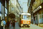 Pražskou dolů, Moskevskou nahoru jezdila tramvaj centrem města, než trasu do Lidových sadů nahradil nový kolejový obchvat Rumunskou ulicí, tak jak ho známe dnes.