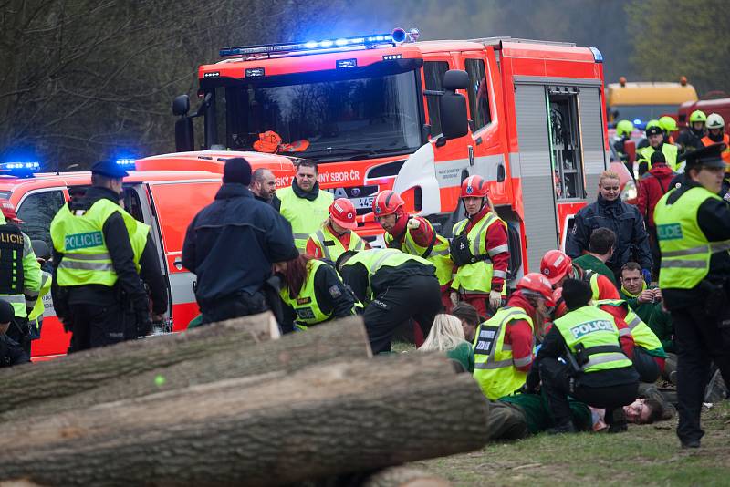 Na silnici č. 13 mezi Chrastavou a Rynolticemi proběhlo taktické cvičení základních složek IZS a vězeňské služby „Věznice 2019“.