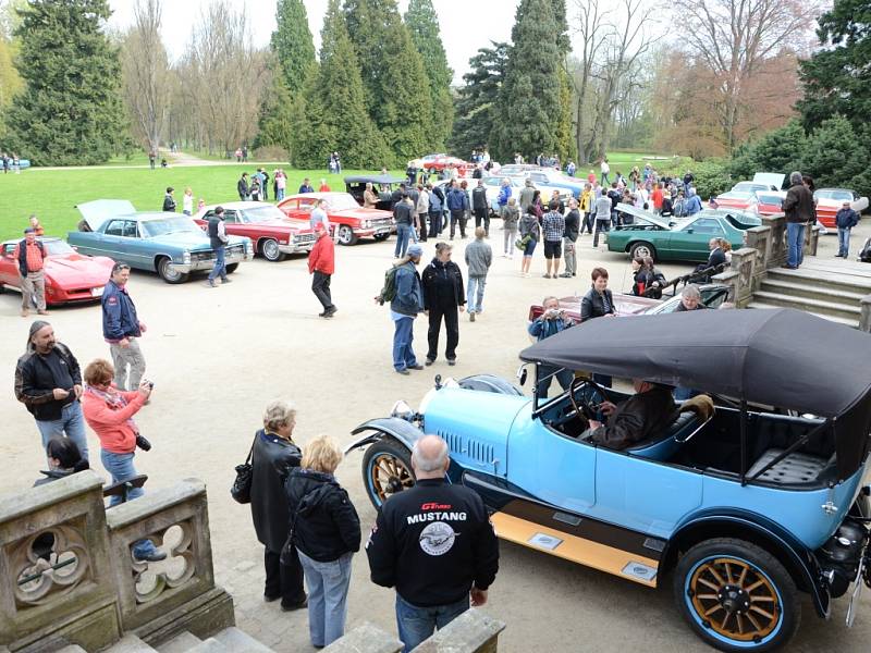 VŮNĚ BENZÍNU A ASFALTU. Americká auta byla nejen krásná, ale stála i za vrcholem automobilového designu.