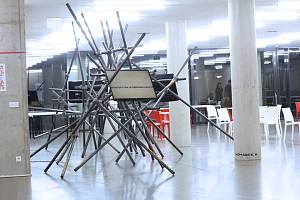 Slavnostní večer „Karel Hubáček 100“ se uskutečnil v univerzitní aule. Součástí programu bylo odhalení interaktivního objektu s Hubáčkovými citáty.