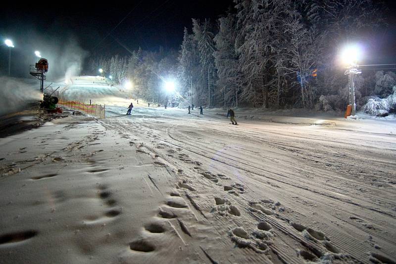 Zahájení lyžařské sezony na Ještědu v pátek 14. prosince