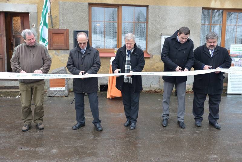 SILNICE VE VÍTKOVĚ už je slavnostně otevřená. Zbývá ještě odstranit několik nedodělků, místní si už ale oddechli. Silnici zničila povodeň v roce 2010, na opravu ale nebyly peníze. Do konce srpna se má zprovoznit i silnice v Nové Vsi u Chrastavy.