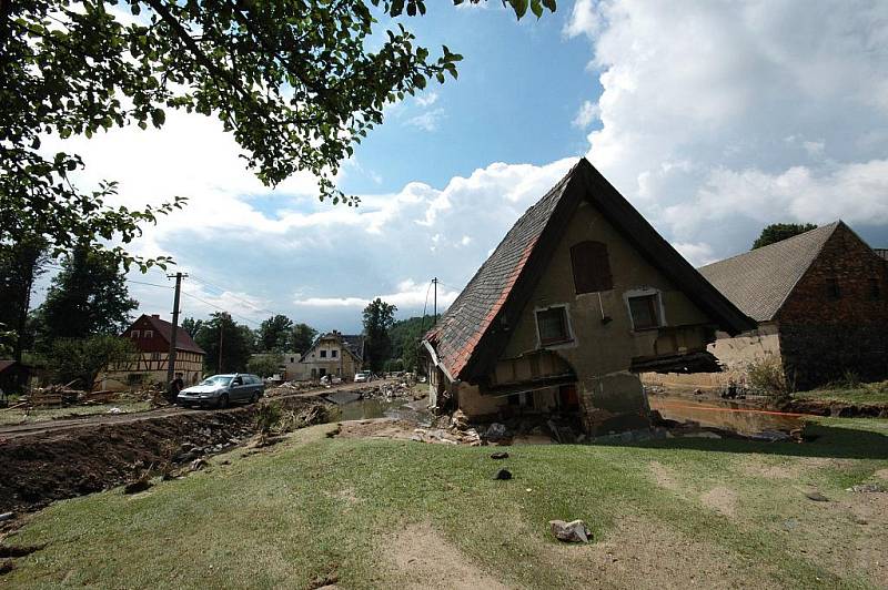 Odstraňování škod, které způsobily povodně v Heřmanicích