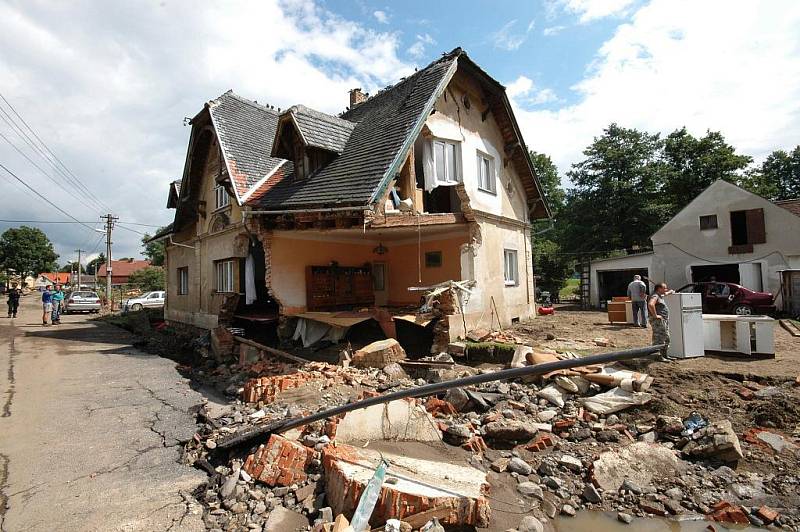 Odstraňování škod, které způsobily povodně v Heřmanicích