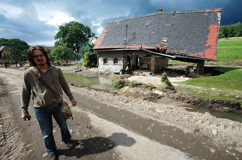 Odstraňování škod, které způsobily povodně v Heřmanicích