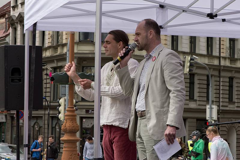 Protest rodičů proti očkování dětí.